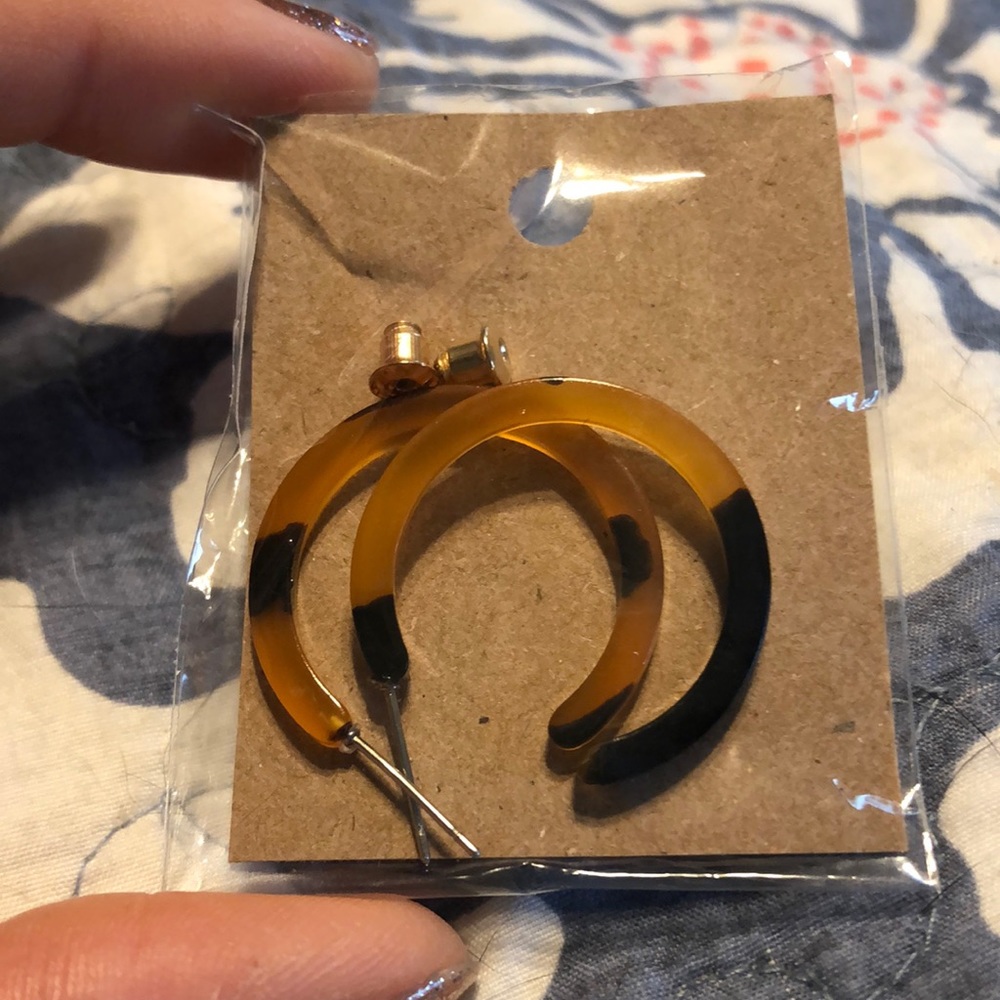 NWOT Mini 1” Diameter Resin Hoop Earrings (Light Tortoiseshell)